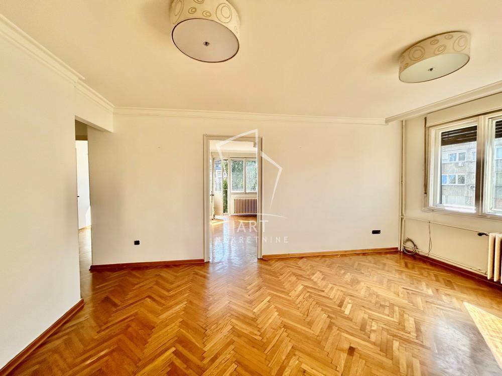Stan na prodaju u Beogradu, Vračar, troiposoban, 81m2, cena 275400 evra