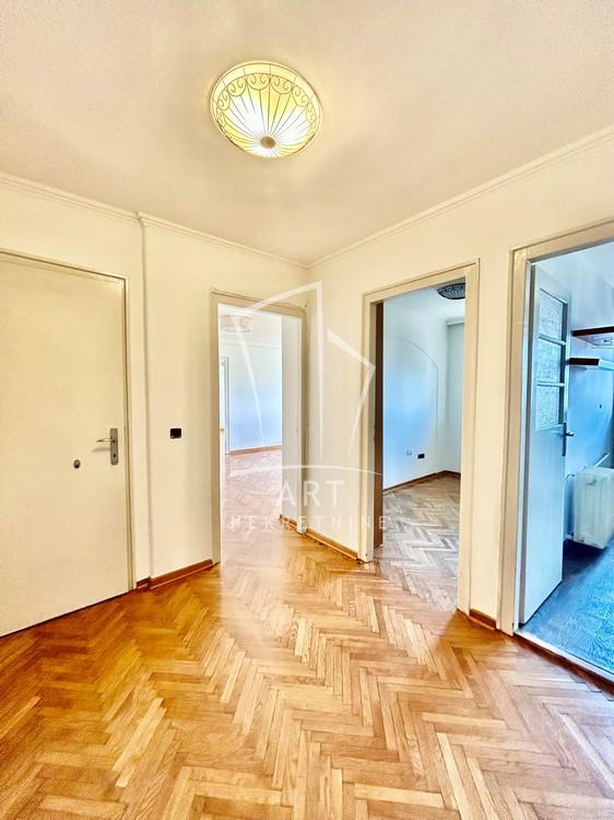 Stan na prodaju u Beogradu, Vračar, troiposoban, 81m2, cena 275400 evra