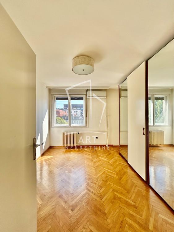 Stan na prodaju u Beogradu, Vračar, troiposoban, 81m2, cena 275400 evra