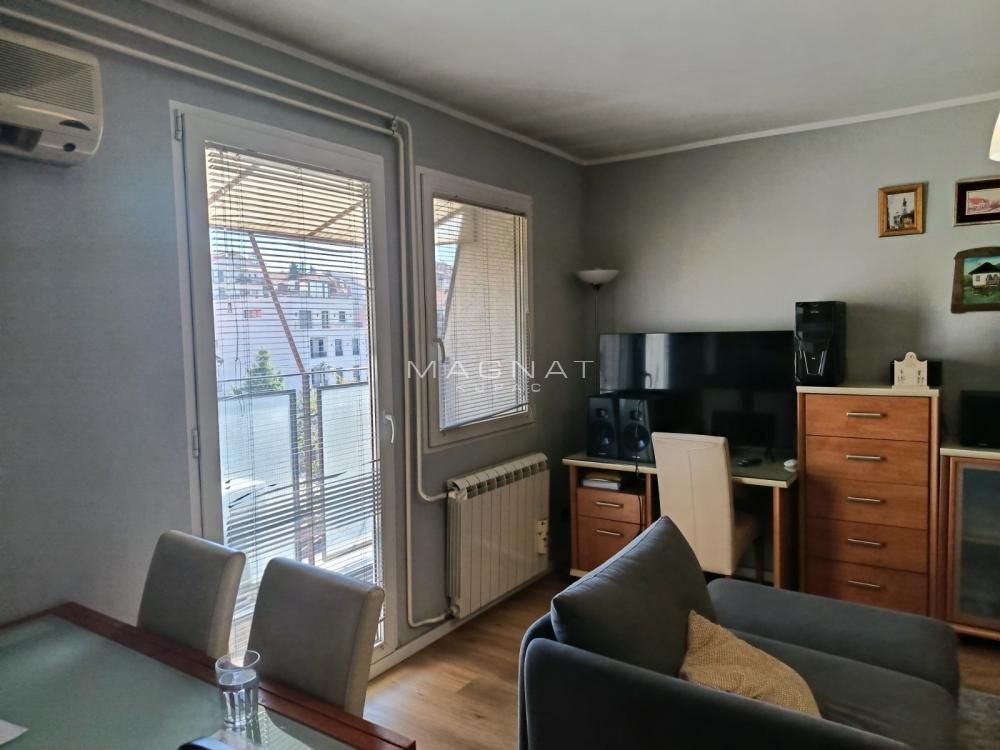 Stan na prodaju u Beogradu, Banovo brdo, troiposoban, 90m2, cena 193000 evra