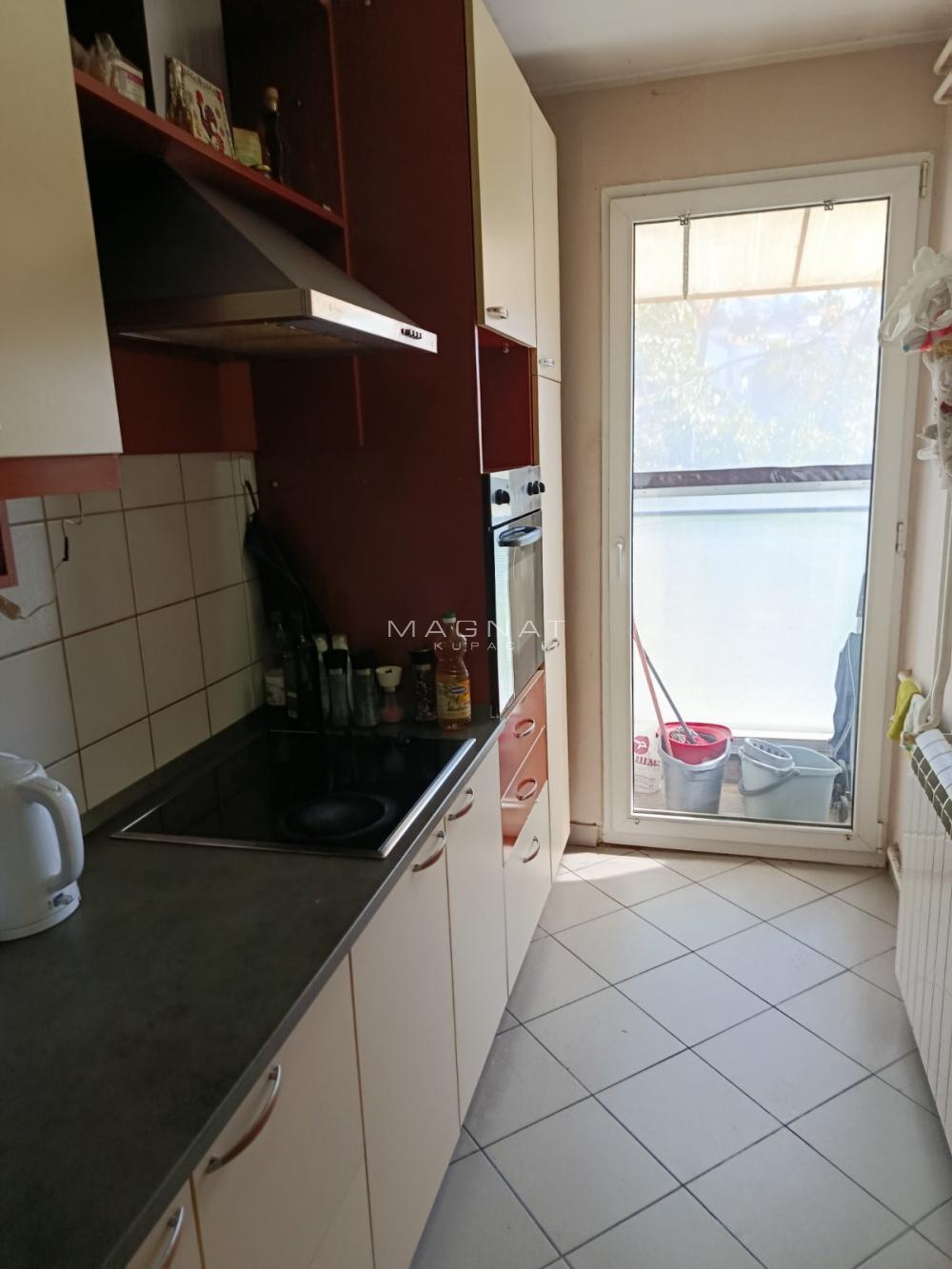 Stan na prodaju u Beogradu, Banovo brdo, troiposoban, 90m2, cena 193000 evra