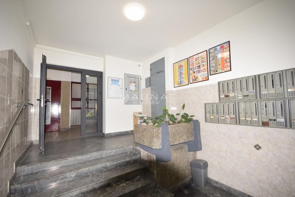 Stan na prodaju u Beogradu, Novi Beograd blok 11 (Hotel Jugoslavija), dvoiposoban, 65m2, cena 280000 evra