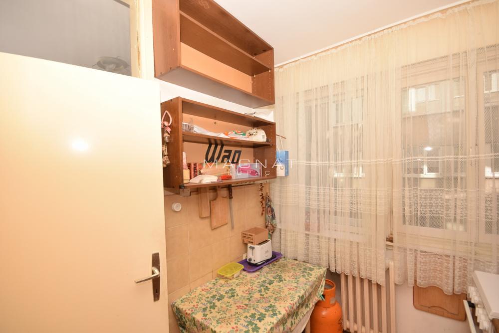 Stan na prodaju u Beogradu, Novi Beograd blok 11 (Hotel Jugoslavija), dvoiposoban, 65m2, cena 280000 evra