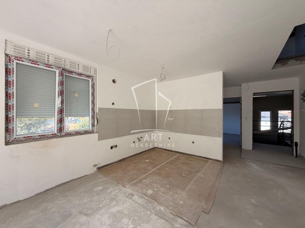 Stan na prodaju u Beogradu, Kaluđerica, trosoban, 42m2, cena 120000 evra
