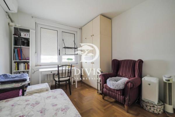 Stan na prodaju u Beogradu, Vojvode Vlahovića, dvoiposoban, 78m2, cena 182000 evra