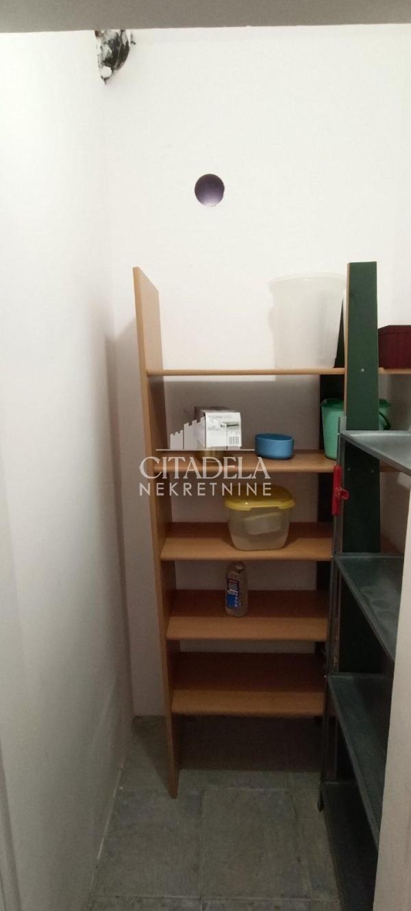 Stan na prodaju u Beogradu, Cvetkova pijaca, dvoiposoban, 52m2, cena 179000 evra