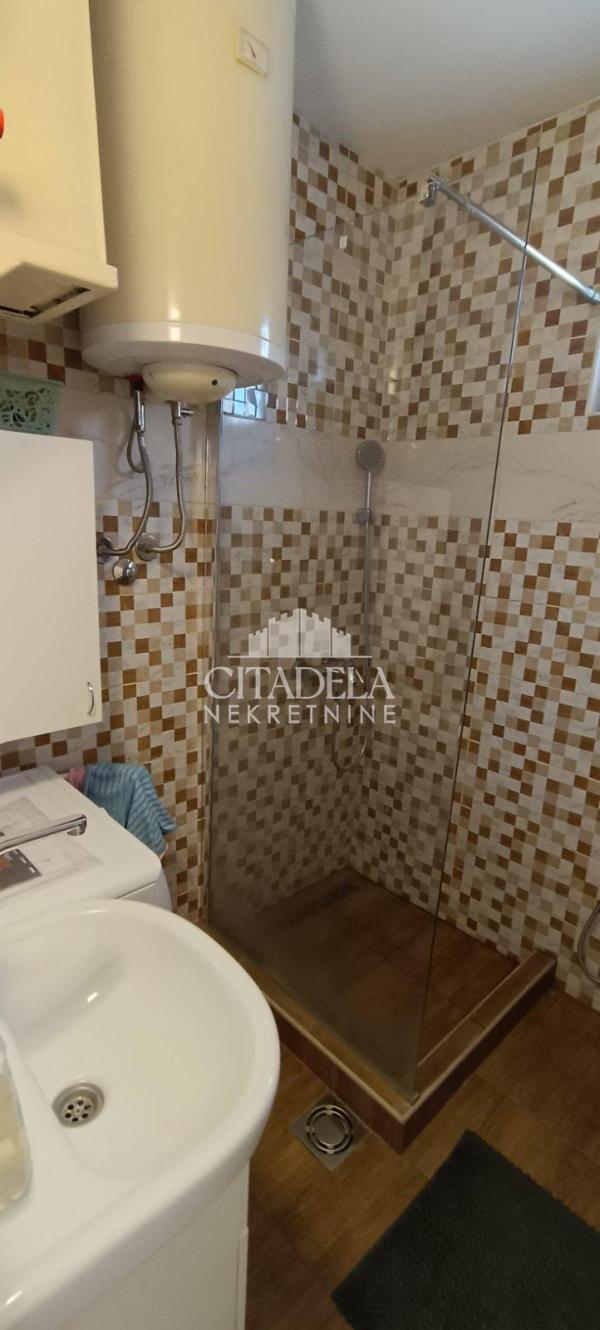 Stan na prodaju u Beogradu, Cvetkova pijaca, dvoiposoban, 52m2, cena 179000 evra