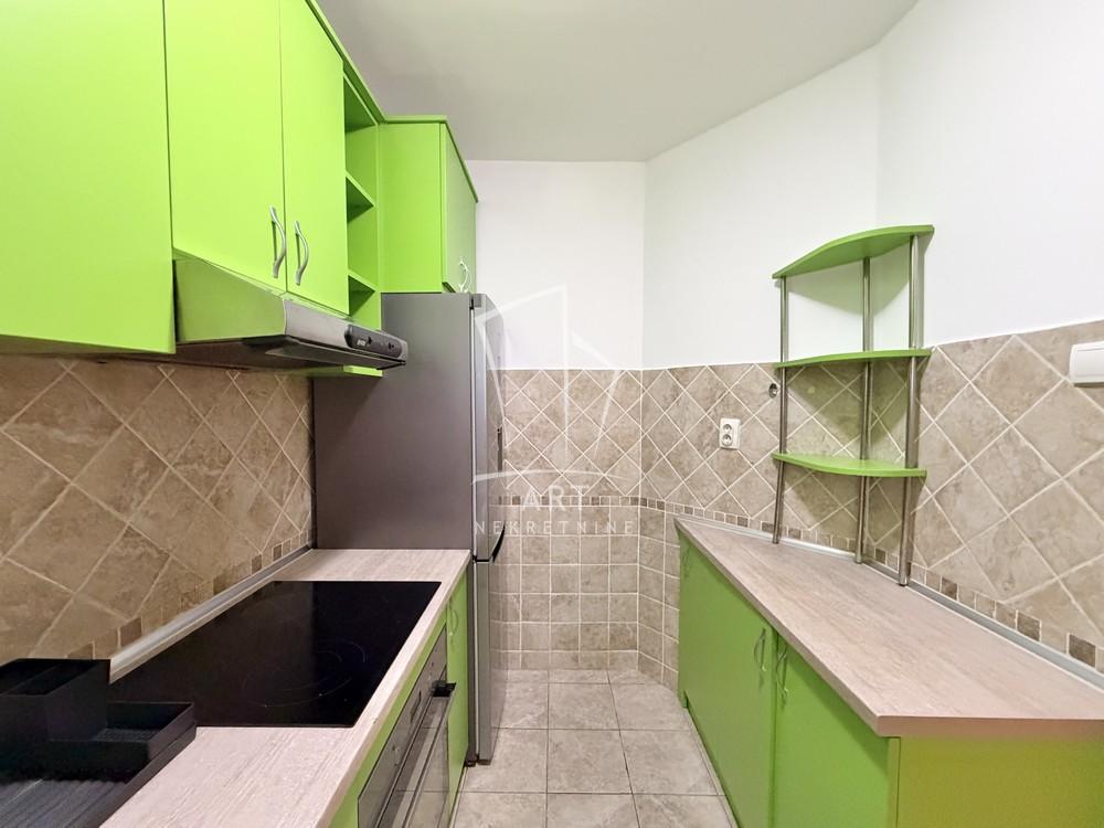 Stan na prodaju u Beogradu, Novi Beograd blok 33 (Genex kula), dvoiposoban, 68m2, cena 270000 evra