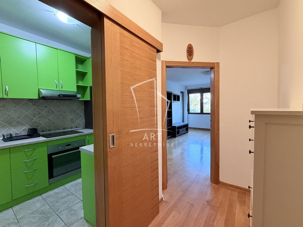 Stan na prodaju u Beogradu, Novi Beograd blok 33 (Genex kula), dvoiposoban, 68m2, cena 270000 evra