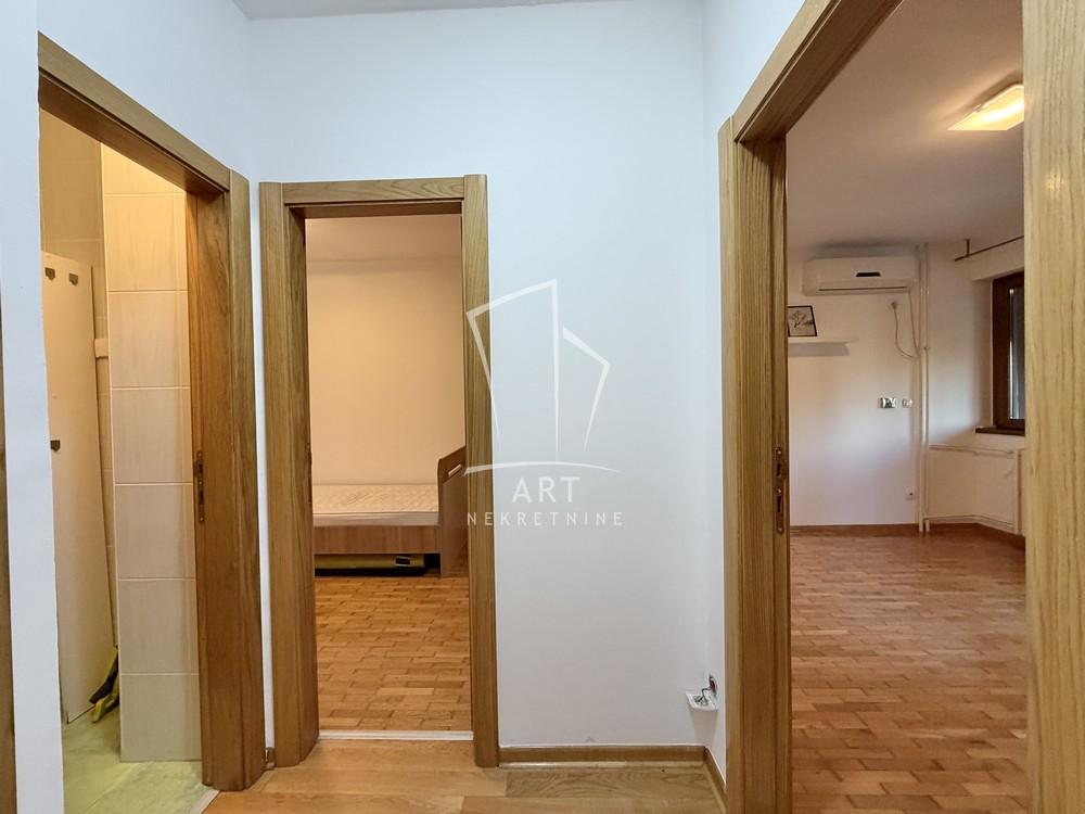 Stan na prodaju u Beogradu, Novi Beograd blok 33 (Genex kula), dvoiposoban, 68m2, cena 270000 evra