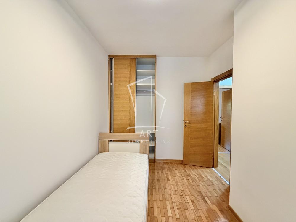 Stan na prodaju u Beogradu, Novi Beograd blok 33 (Genex kula), dvoiposoban, 68m2, cena 270000 evra