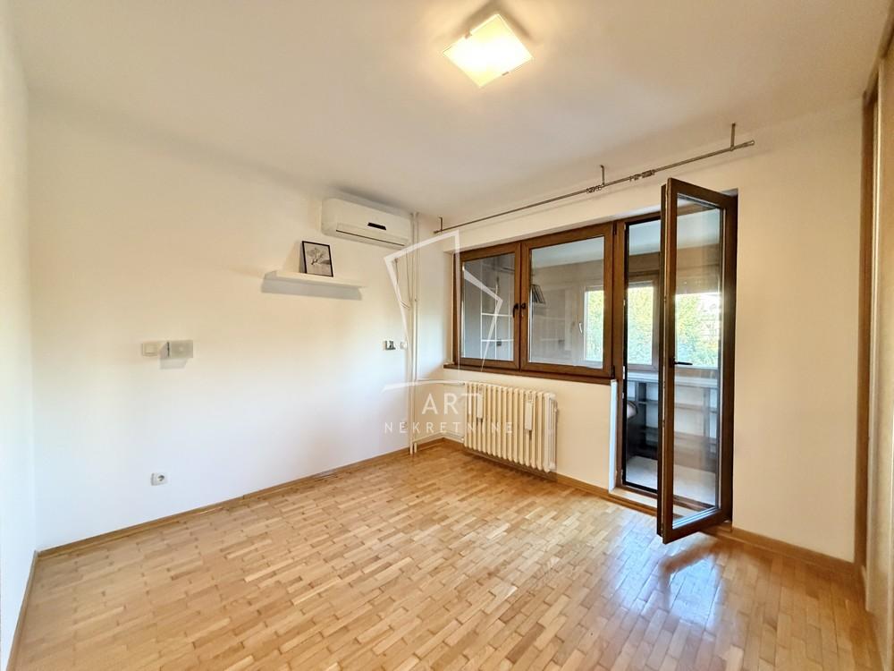 Stan na prodaju u Beogradu, Novi Beograd blok 33 (Genex kula), dvoiposoban, 68m2, cena 270000 evra