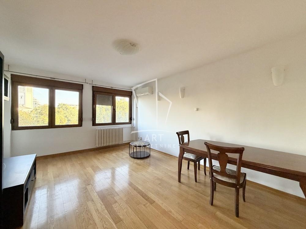 Stan na prodaju u Beogradu, Novi Beograd blok 33 (Genex kula), dvoiposoban, 68m2, cena 270000 evra