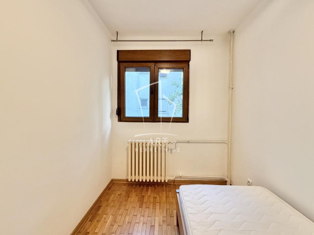 Stan na prodaju u Beogradu, Novi Beograd blok 33 (Genex kula), dvoiposoban, 68m2, cena 270000 evra