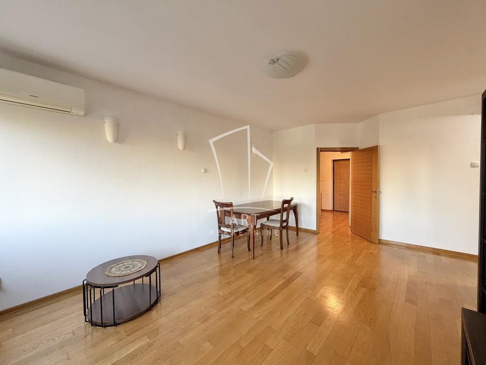 Stan na prodaju u Beogradu, Novi Beograd blok 33 (Genex kula), dvoiposoban, 68m2, cena 270000 evra