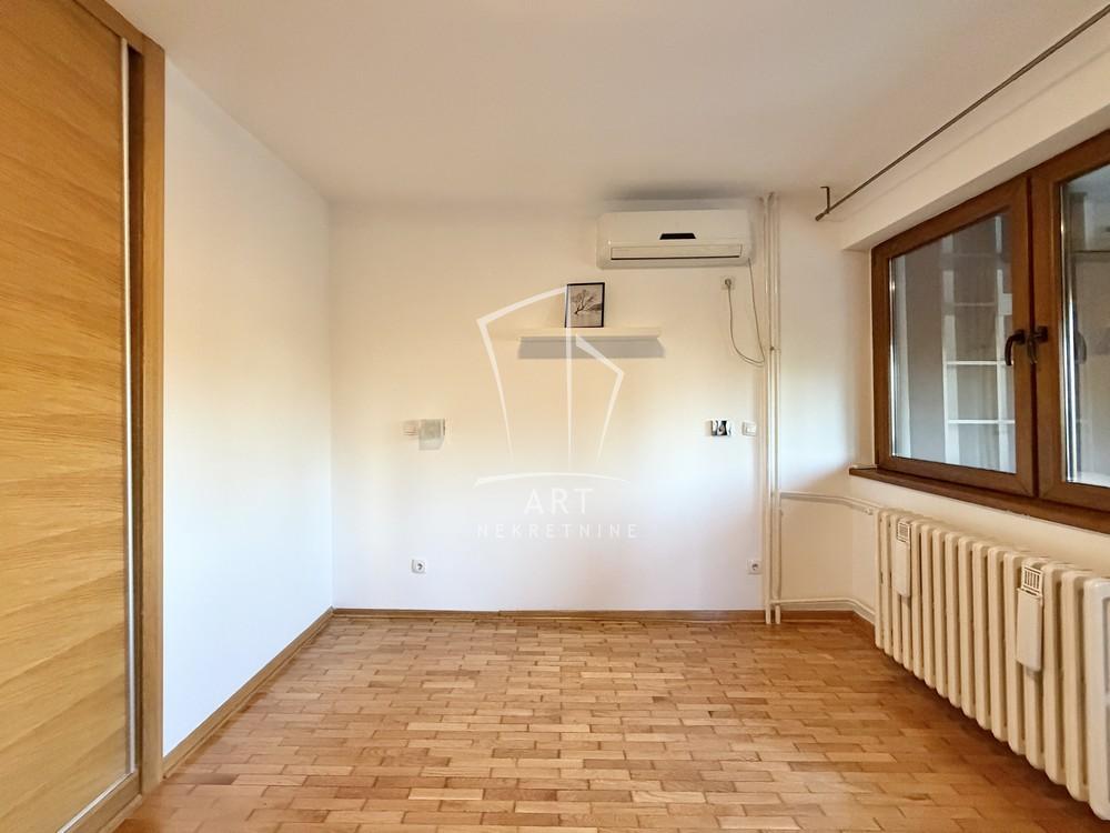 Stan na prodaju u Beogradu, Novi Beograd blok 33 (Genex kula), dvoiposoban, 68m2, cena 270000 evra
