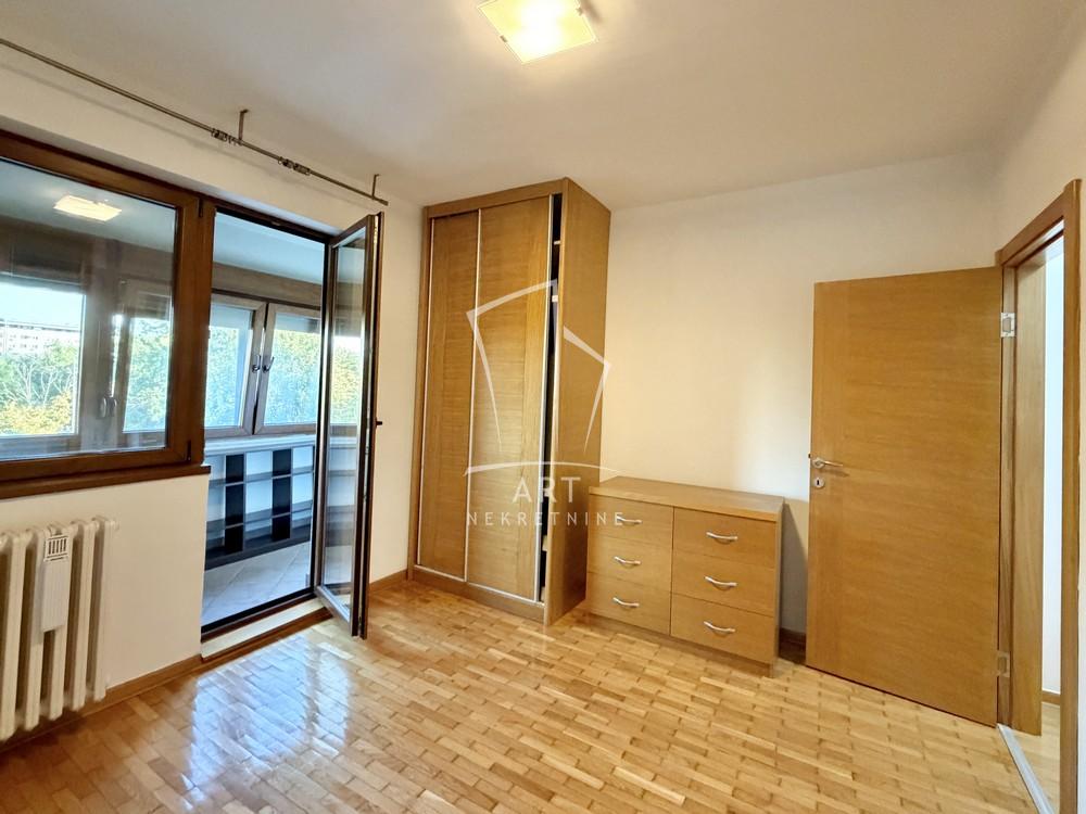Stan na prodaju u Beogradu, Novi Beograd blok 33 (Genex kula), dvoiposoban, 68m2, cena 270000 evra