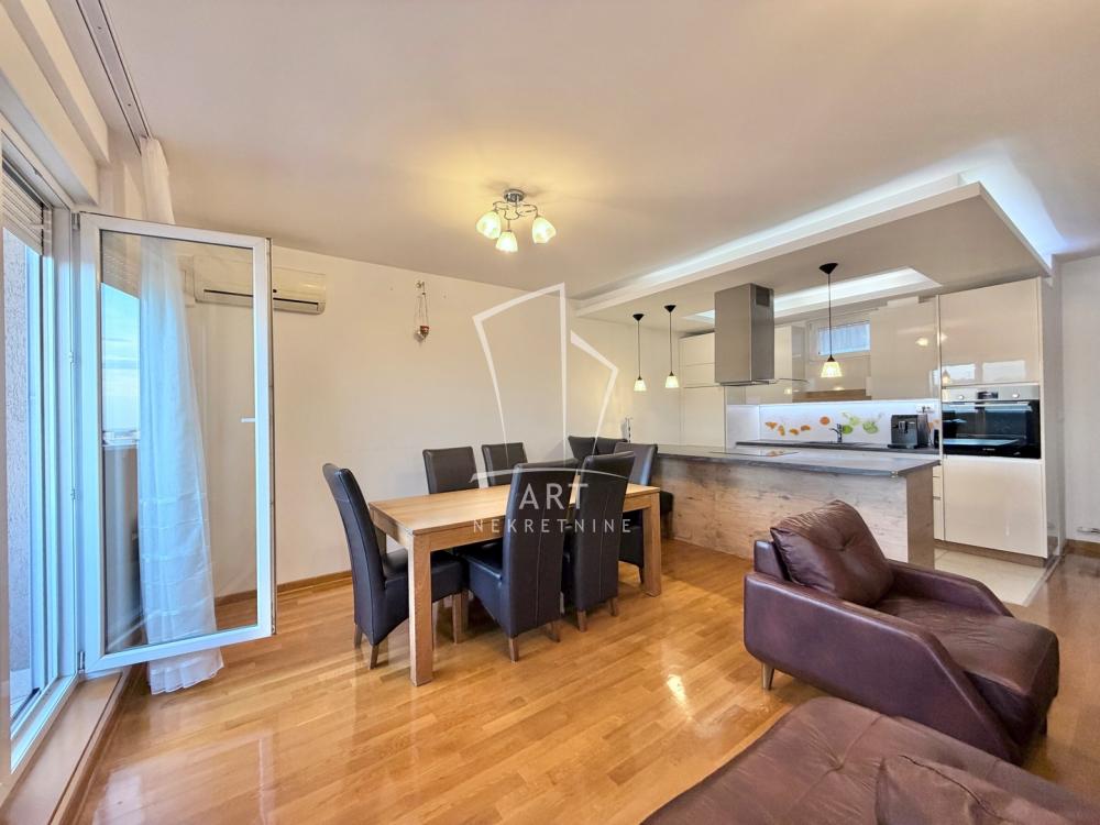 Stan na prodaju u Beogradu, Đeram pijaca, trosoban, 110m2, cena 375000 evra
