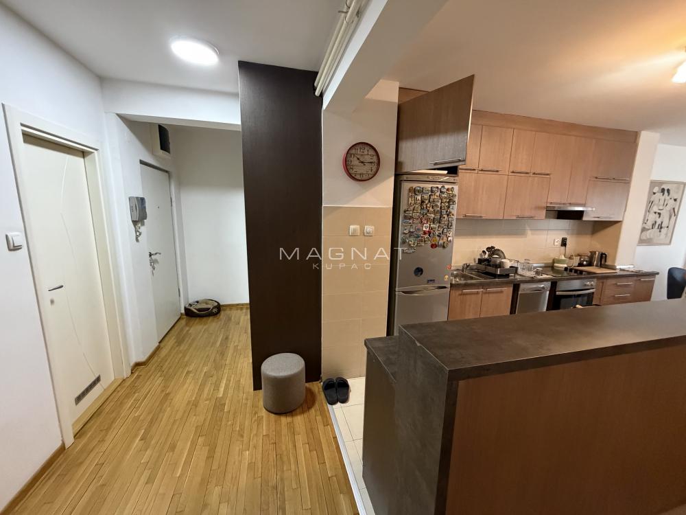 Stan na prodaju u Beogradu, Novi Beograd, trosoban, 84m2, cena 314000 evra