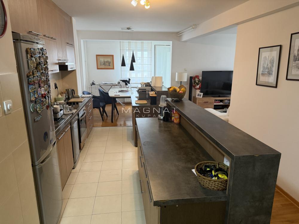 Stan na prodaju u Beogradu, Novi Beograd, trosoban, 84m2, cena 314000 evra