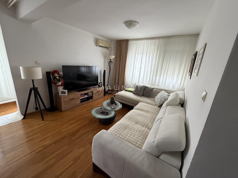 Stan na prodaju u Beogradu, Novi Beograd, trosoban, 84m2, cena 314000 evra