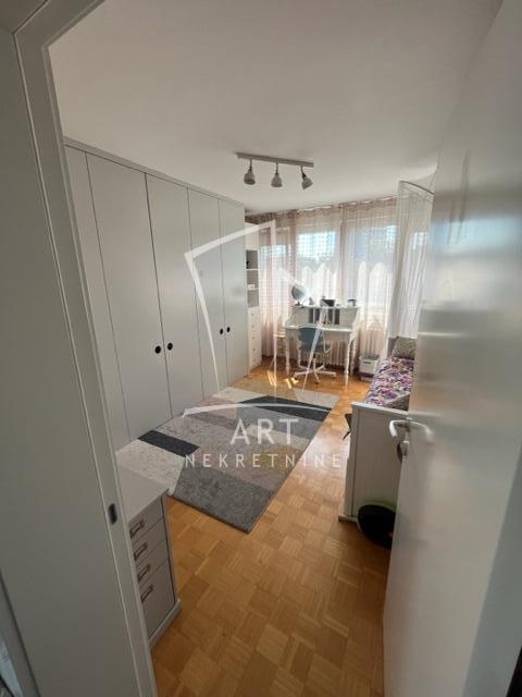 Stan na prodaju u Beogradu, Novi Beograd blok 11C (Stari Merkator), trosoban, 77m2, cena 308000 evra