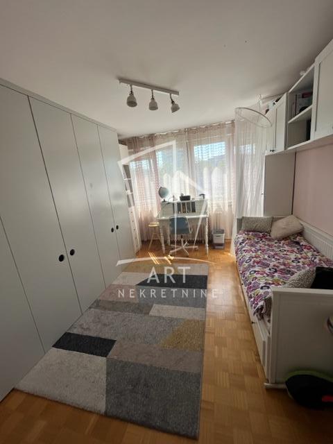 Stan na prodaju u Beogradu, Novi Beograd blok 11C (Stari Merkator), trosoban, 77m2, cena 308000 evra