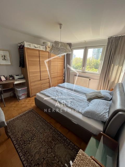 Stan na prodaju u Beogradu, Novi Beograd blok 11C (Stari Merkator), trosoban, 77m2, cena 308000 evra
