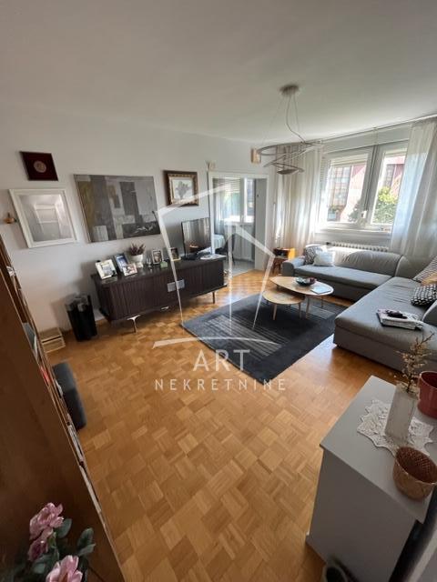 Stan na prodaju u Beogradu, Novi Beograd blok 11C (Stari Merkator), trosoban, 77m2, cena 308000 evra