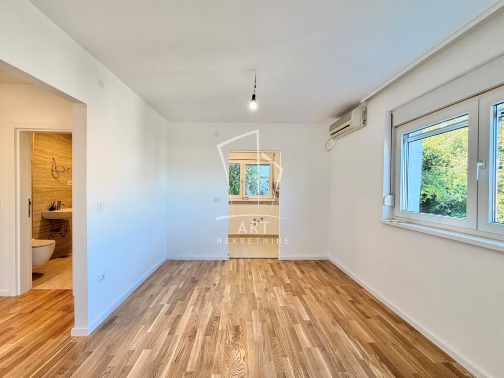 Stan na prodaju u Beogradu, Karaburma, trosoban, 45m2, cena 128000 evra