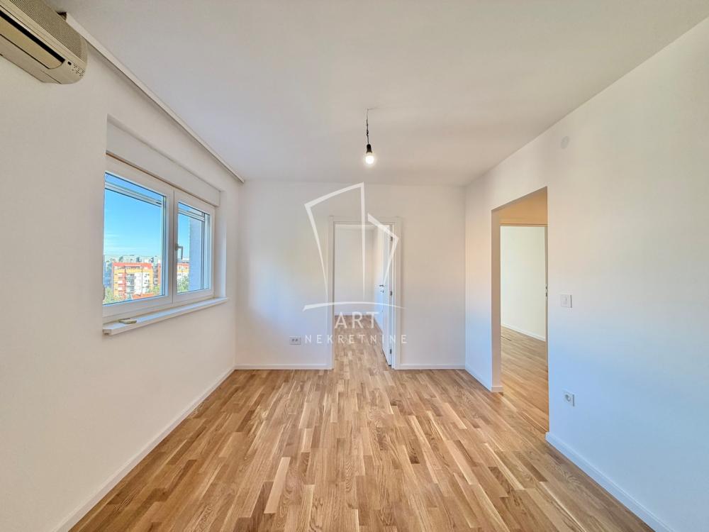 Stan na prodaju u Beogradu, Karaburma, trosoban, 45m2, cena 128000 evra