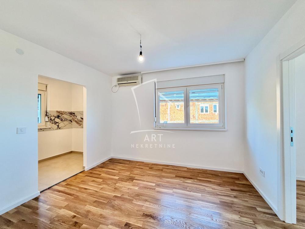 Stan na prodaju u Beogradu, Karaburma, trosoban, 45m2, cena 128000 evra
