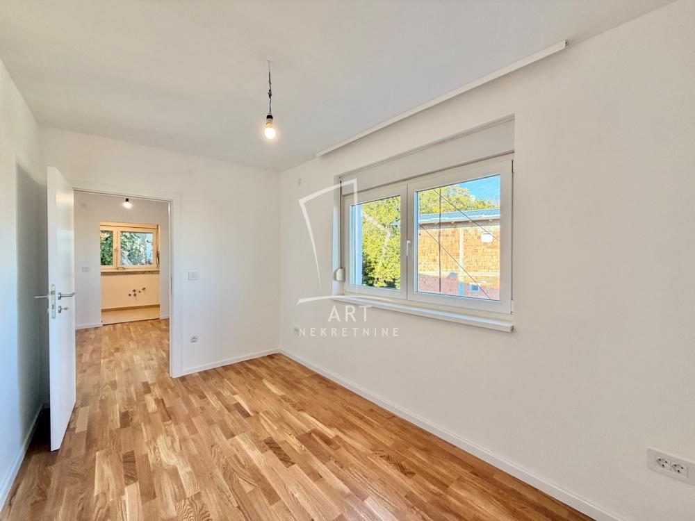 Stan na prodaju u Beogradu, Karaburma, trosoban, 45m2, cena 128000 evra