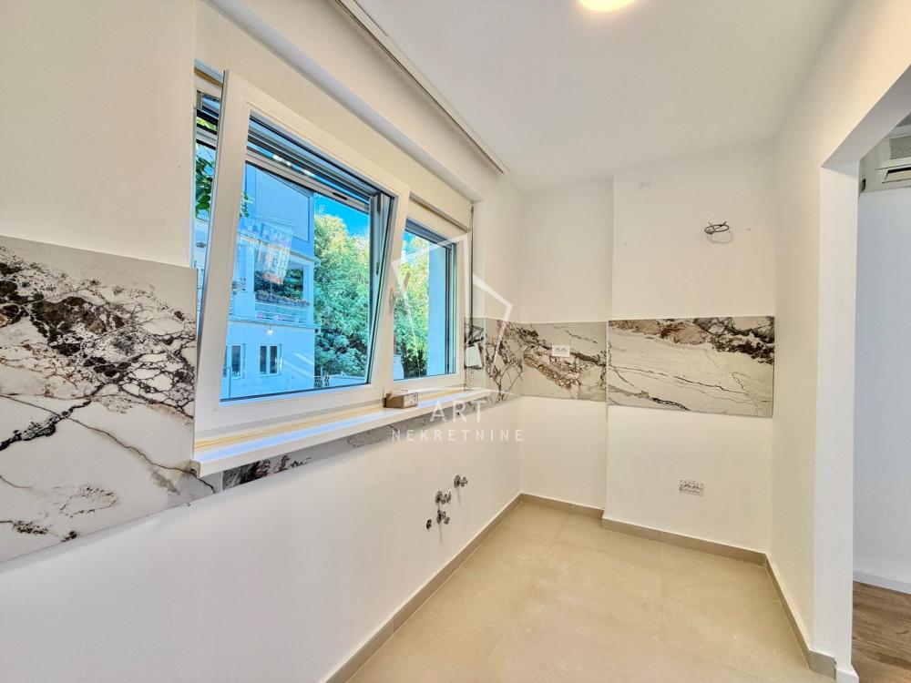 Stan na prodaju u Beogradu, Karaburma, trosoban, 45m2, cena 128000 evra