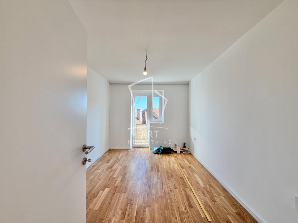 Stan na prodaju u Beogradu, Karaburma, trosoban, 45m2, cena 128000 evra