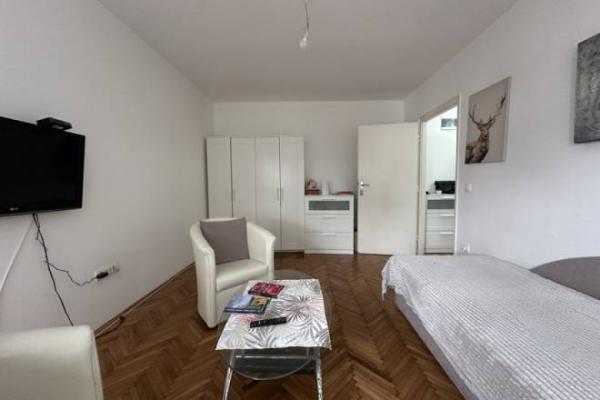 Stan na prodaju u Beogradu, Dedinje, jednoiposoban, 38m2, cena 185000 evra