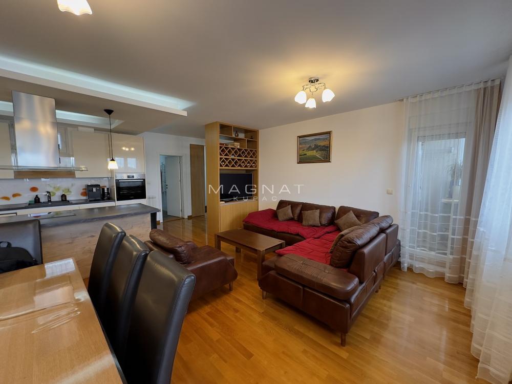 Stan na prodaju u Beogradu, Đeram pijaca, trosoban, 110m2, cena 375000 evra