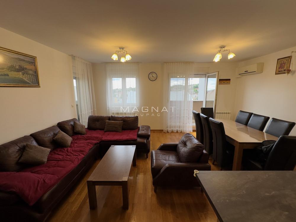 Stan na prodaju u Beogradu, Đeram pijaca, trosoban, 110m2, cena 375000 evra