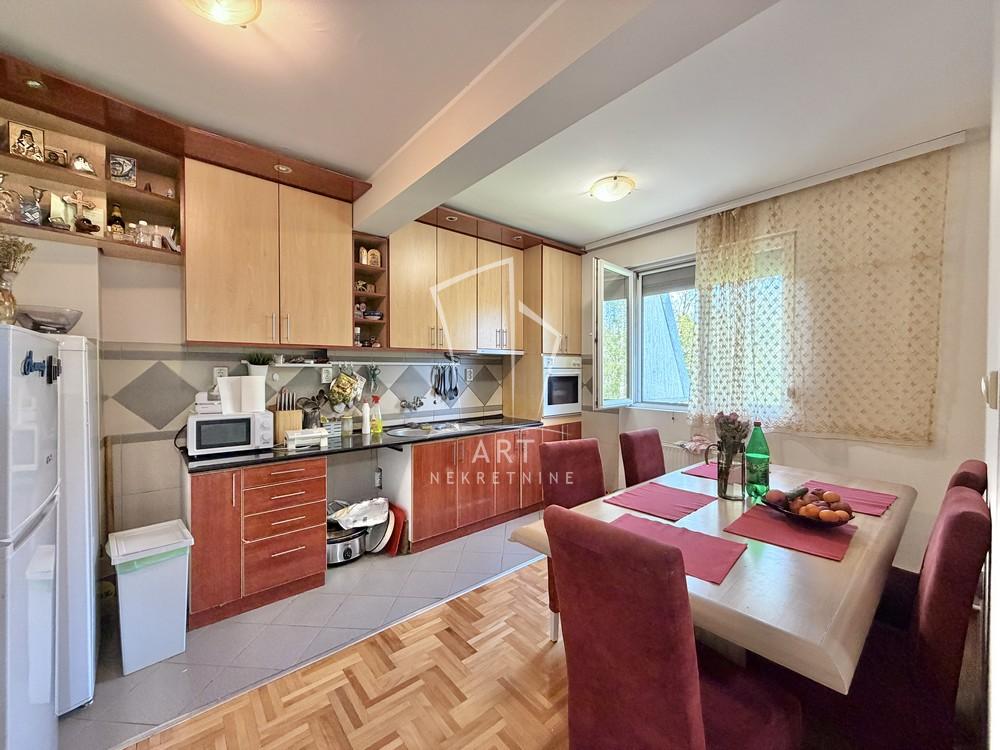 Stan na prodaju u Beogradu, Labudovo brdo, cetvorosoban, 61m2, cena 195000 evra