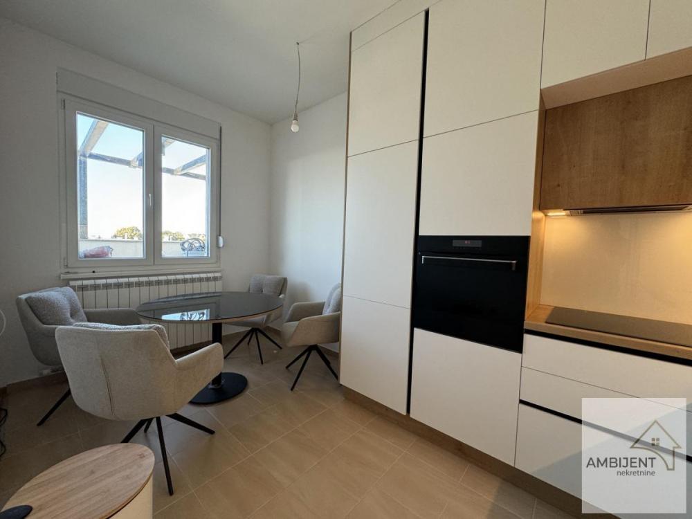 Stan na prodaju u Beogradu, Zemun, trosoban, 70m2, cena 250000 evra