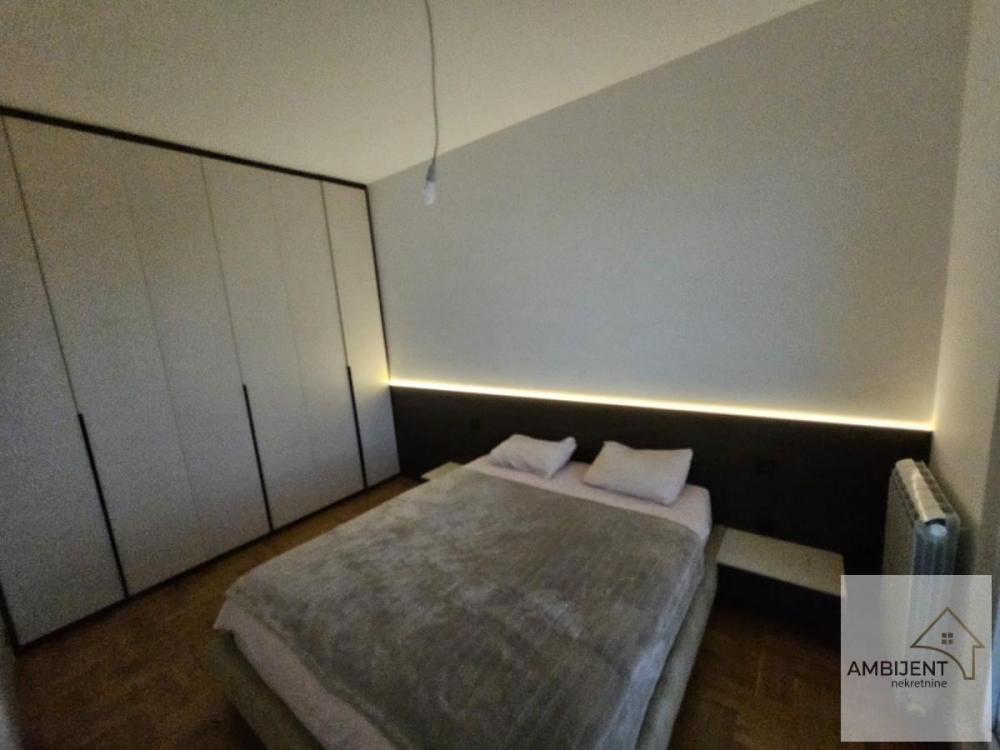 Stan na prodaju u Beogradu, Zemun, trosoban, 70m2, cena 250000 evra