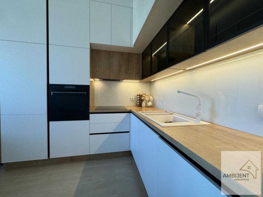 Stan na prodaju u Beogradu, Zemun, trosoban, 70m2, cena 250000 evra