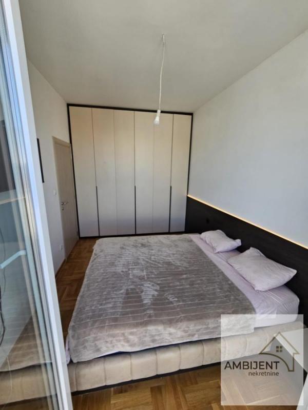 Stan na prodaju u Beogradu, Zemun, trosoban, 70m2, cena 250000 evra