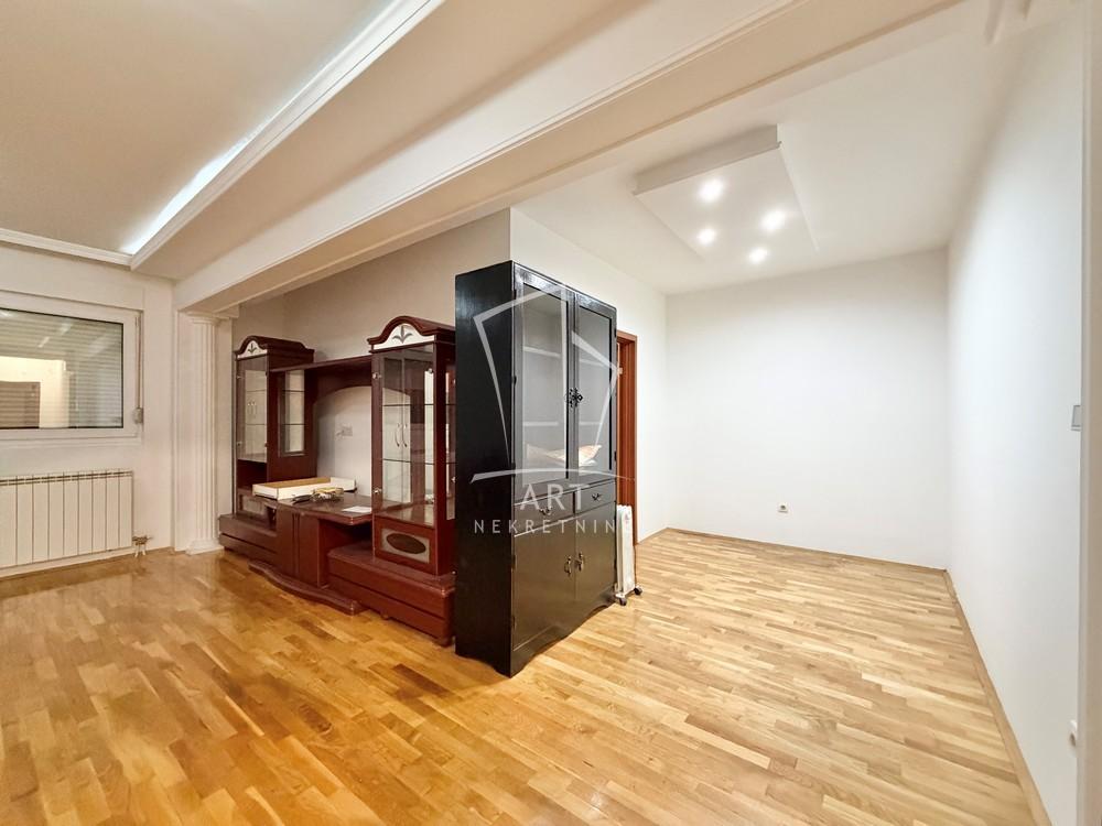 Stan na prodaju u Beogradu, Činovnička kolonija, trosoban, 62m2, cena 199000 evra