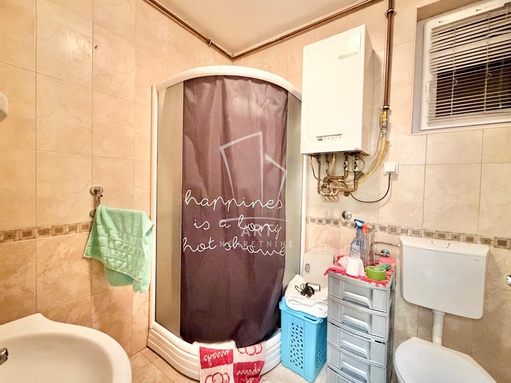 Stan na prodaju u Beogradu, Činovnička kolonija, trosoban, 62m2, cena 199000 evra