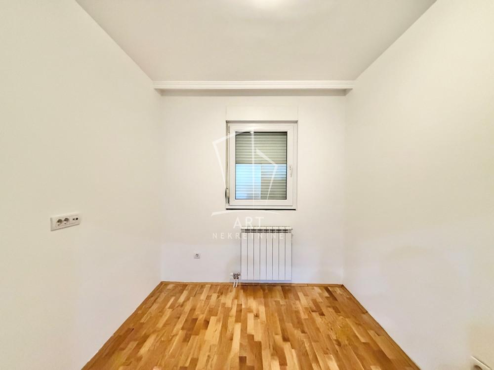 Stan na prodaju u Beogradu, Činovnička kolonija, trosoban, 62m2, cena 199000 evra