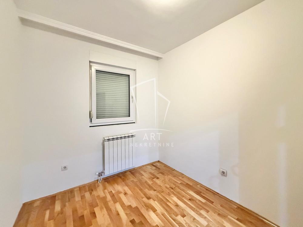 Stan na prodaju u Beogradu, Činovnička kolonija, trosoban, 62m2, cena 199000 evra