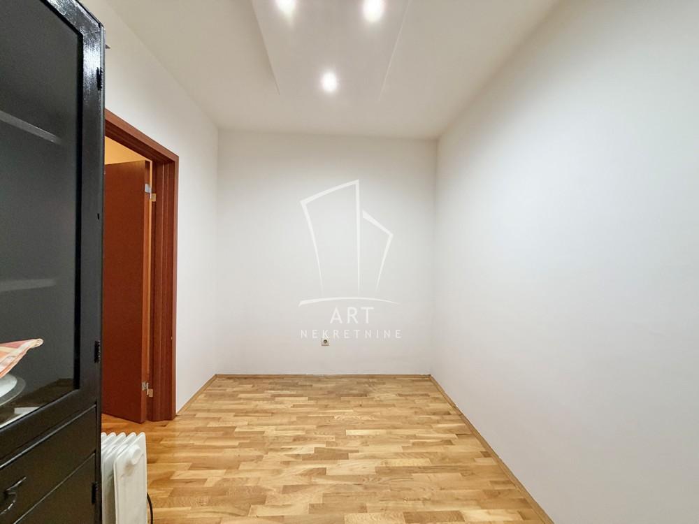 Stan na prodaju u Beogradu, Činovnička kolonija, trosoban, 62m2, cena 199000 evra