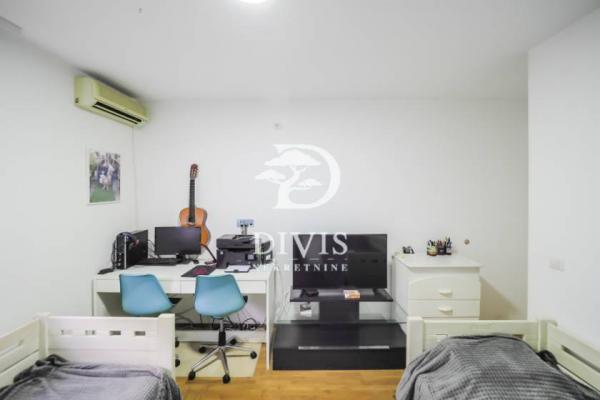 Stan na prodaju u Beogradu, Đeram pijaca, trosoban, 85m2, cena 389000 evra