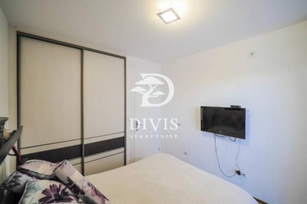 Stan na prodaju u Beogradu, Đeram pijaca, trosoban, 85m2, cena 389000 evra